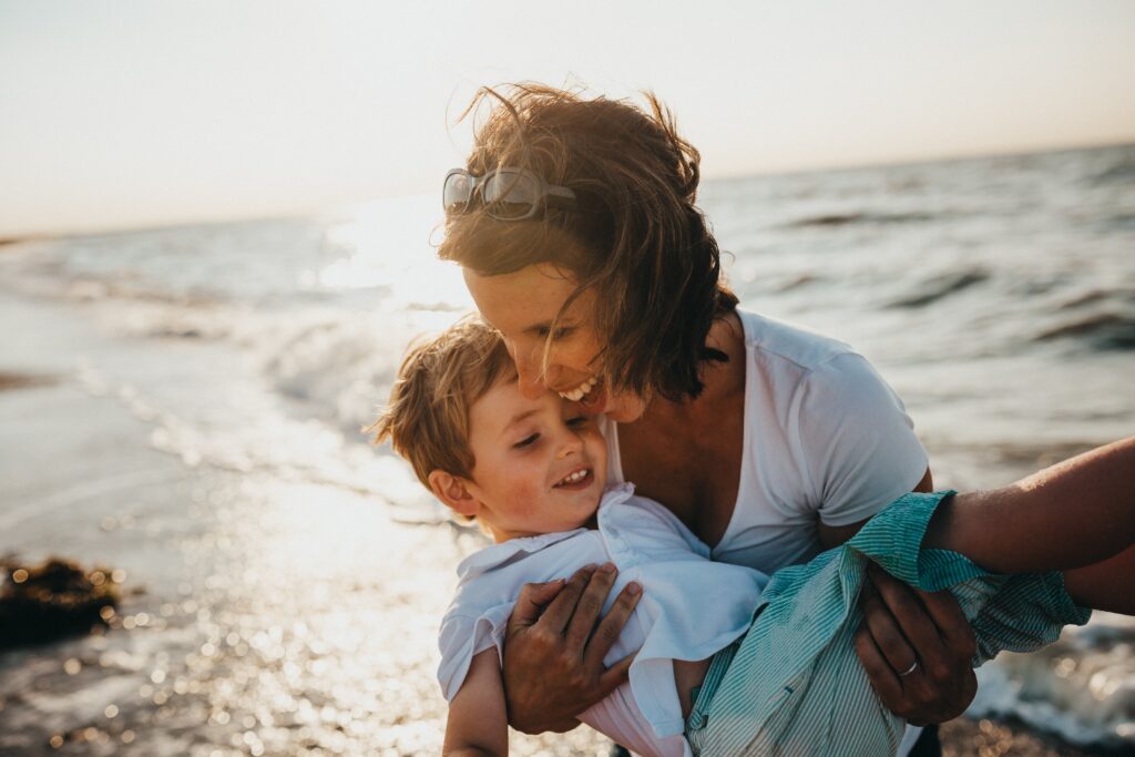 Artikel feiten: moeder aan zee met zoon in armen